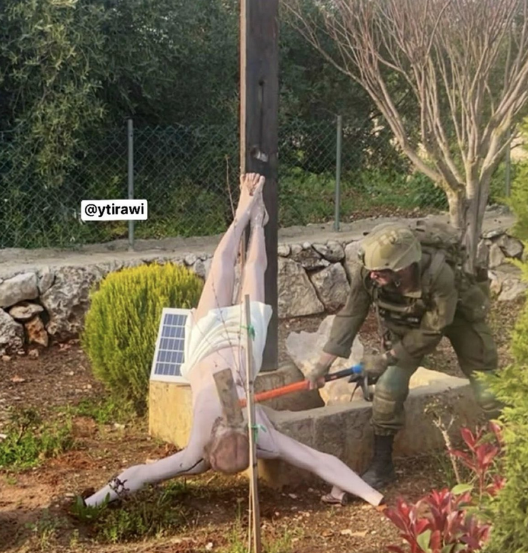 I soldati italiani dell'Unifil sostituiscono la statua di Gesù distrutta dal militare israeliano