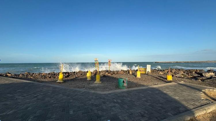 Ondas do mar batem no calçadão da Praia do Icaraí, em Caucaia, na Região Metropolitana de Fortaleza: erosão costeira contínua ameaça praia (Fotos: Anna Letícia/Helaine Souza)