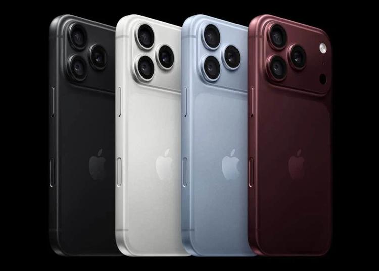 Vier Apple-Smartphones mit Dreifachkamera in verschiedenen Farben