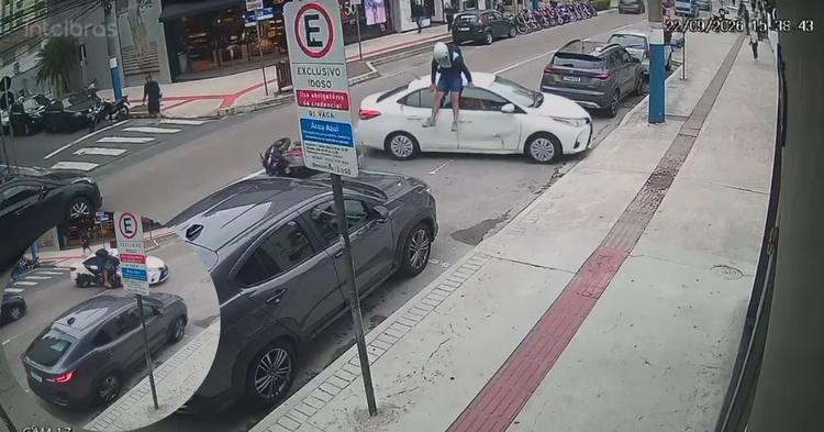 Vídeo: motociclista é lançado e para “sentado” em cima de carro após colisão em Balneário Camboriú&nbsp;
