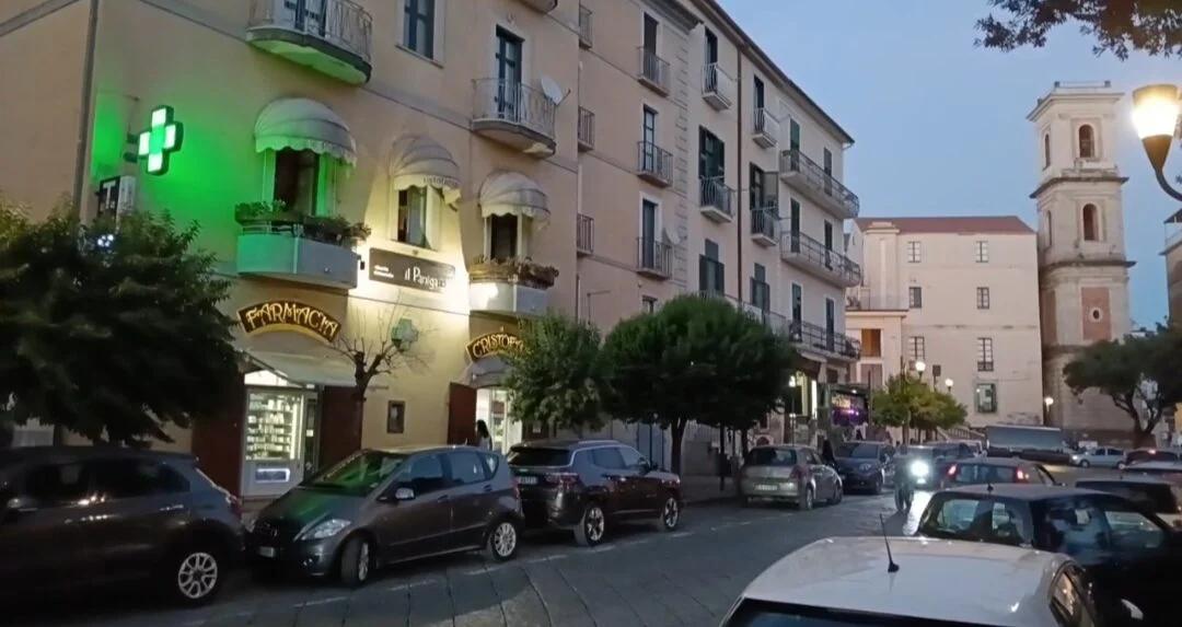 Eboli, tentata rapina in farmacia: farmacista affronta il rapinatore armato di coltello e sventa il colpo