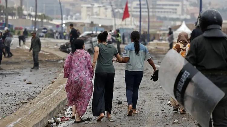 'Estamos presas aqui, sem poder voltar para casa': o desespero dos milhares de migrantes que cruzaram a fronteira entre Marrocos e Espanha por Ceuta
