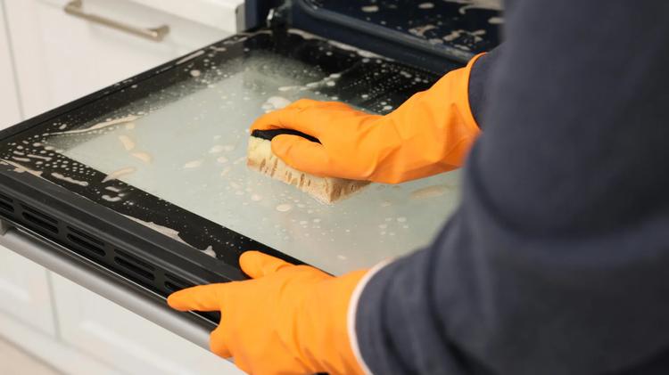 Como limpar a porta do forno com bicarbonato e vinagre