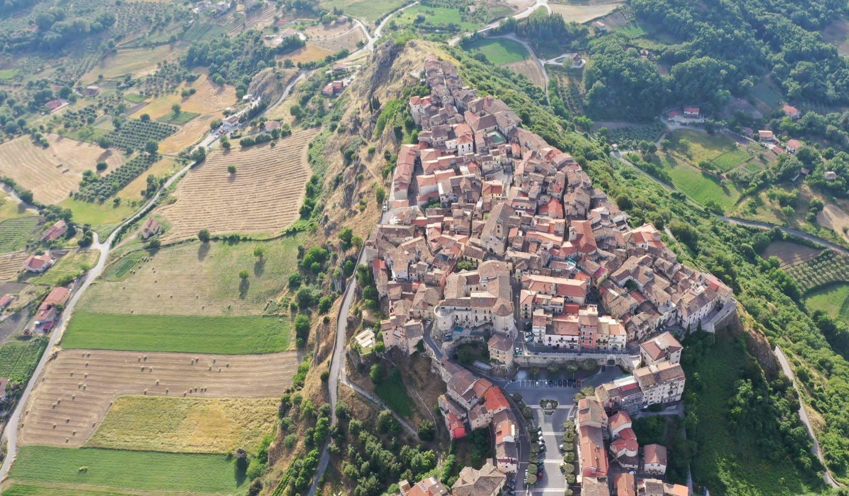 A Caggiano torna il Rarrəca Festival tra cultura critica e beni comuni