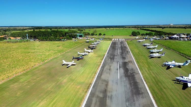 Vídeo com mais de 30 aviões em Goiás: aeronaves chegam a custar até R$ 65 milhões, diz piloto