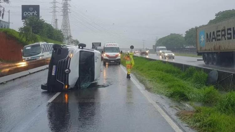Van tomba na Dutra e interdita pista no sentido Rio de Janeiro em São José dos Campos