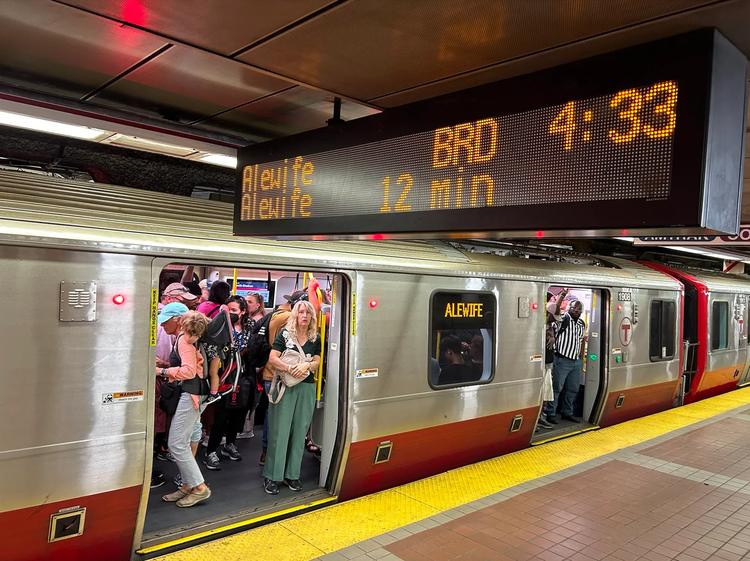 MBTA pede desculpas por problemas na Linha Vermelha do metrô