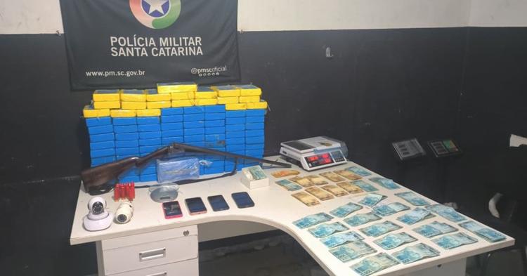 Operação da PM apreende 102 kg de cocaína e R$ 32 mil; suspeito tentou evitar prisão com propina&nbsp;