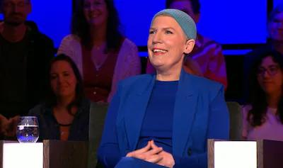 Paulien Cornelisse duikt op met blauw mutsje in De slimste mens: ‘Pruik wilde ik absoluut niet’
