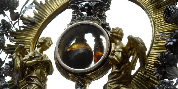 A Napoli San Gennaro rinnova il miracolo. Il cardinale Battaglia: «Nulla di religioso nella camorra»