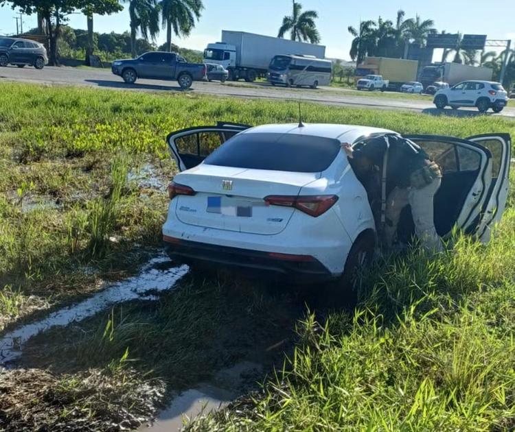 Bandidos fogem a pé após carro roubado atolar em perseguição policial na BR-101