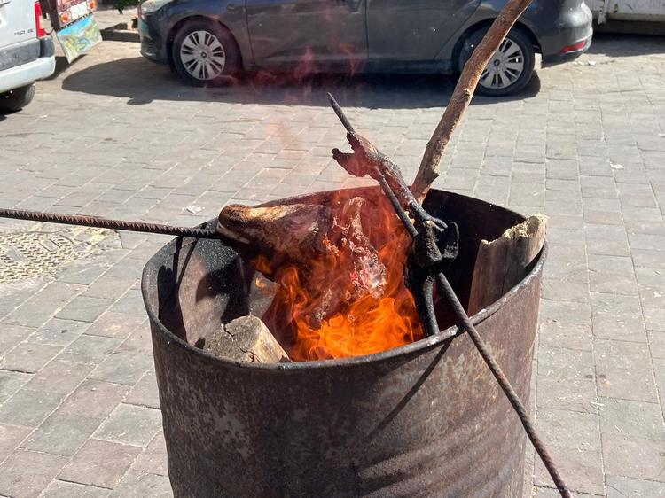 شيّ رؤوس أضاحي العيد.. فرصة مؤقتة لشباب مراكش لمحاربة البطالة