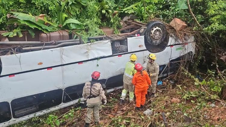 Após acidente com micro-ônibus na BR-174, 12 feridos são transferidos para Manaus; três em estado grave