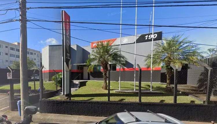 Homem bêbado ameaça esposa com martelo e quebra carro que deu de presente