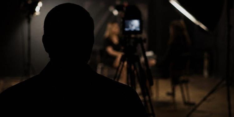Abusi su giovani aspiranti attrici, regista a processo per violenza sessuale