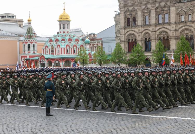 Finita la (mini) parata sulla piazza Rossa, Putin: "Noi in guerra contro tutta la Nato". Nella notte caccia Nato in volo sul Baltico