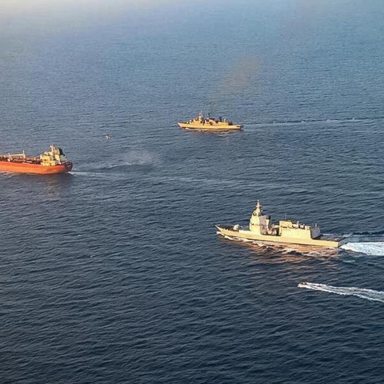 Militari italiani effettuano abbordaggio con elicottero della petroliera Toa Payoh della ‘...