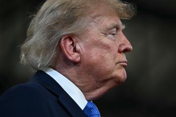 Trump ingrassato di 10 chili, il medico: "Colpa dello stress da presidenza"