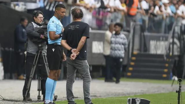 Cuca explica polêmica com Neymar e assume: 'Derrota não é culpa do árbitro'