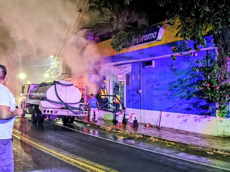 Incendio devastador en Modelorama de Coatlán del Río: se desata a minutos de cerrar
