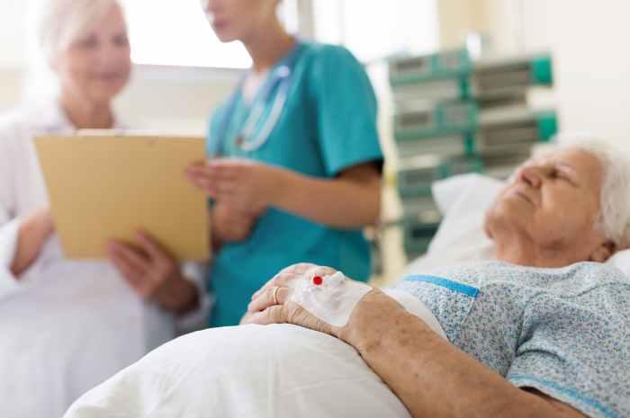 Geriatria San Carlo di Potenza, 2 infermieri per 32 pazienti e notti senza OSS
