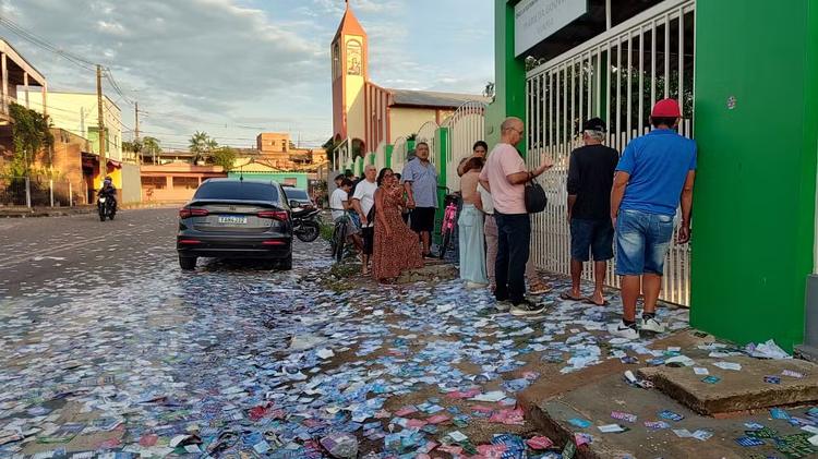 Cidades do Acre amanhecem cobertas de lixo eleitoral; ACOMPANHE
