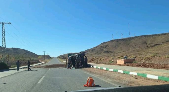 انقلاب شاحنة محملة بالرمل بجماعة ترميكت اقليم ورزازات + صور