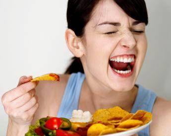 Spuntino di mezzanotte? Non è una buona idea, lo snack fa male all'intestino