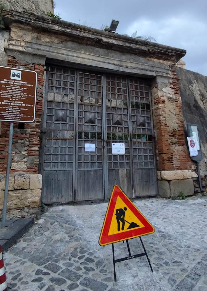 Castello di Milazzo, il Comune replica a Falliti e ad Italia Nostra : “Nessuna distruzione dell’acciottolato, sarà ricollocato”