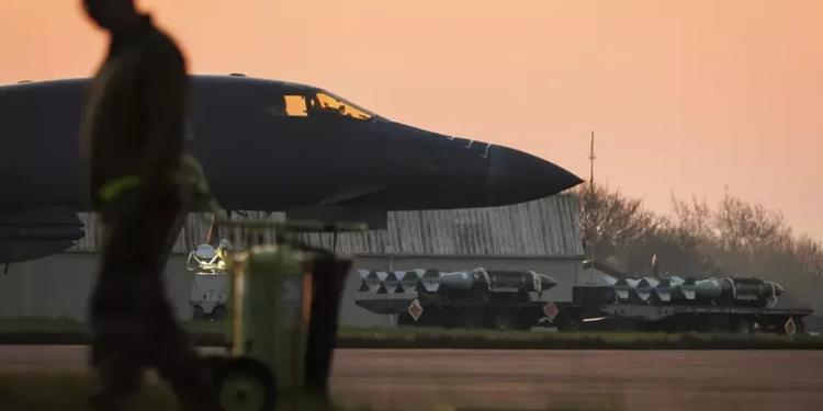 Allarme esplosivi vicino alla base Raf di Fairford: 5 arrestati con l'accusa di terrorismo e 85 case evacuate