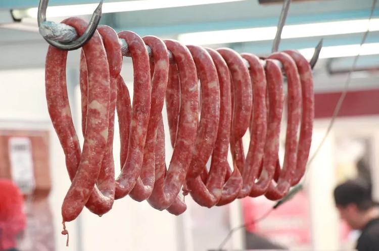 Anvisa determina recolhimento de lote de linguiça após identificação de bactéria que pode causar infecção generalizada