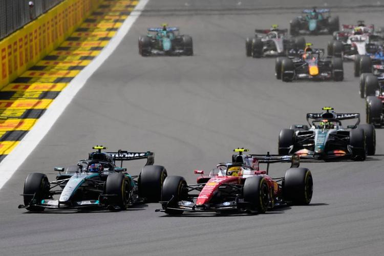 F1, Antonelli batte Hamilton nella sprint di  Silverstone. Leclerc solo 5°