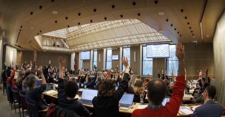 Pastores contestam lei que proíbe símbolos religiosos no Parlamento da Suíça