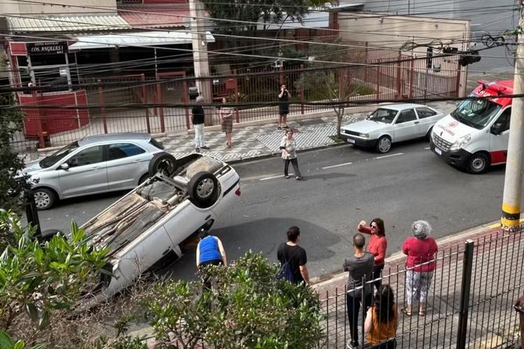 Homem fica ferido após carro capotar em rua do Centro de São José dos Campos
