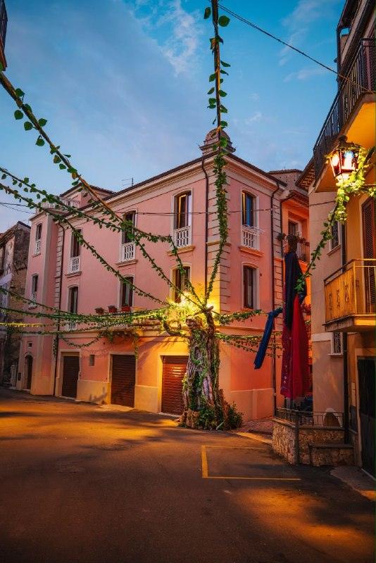 𝐋𝐞 𝐍𝐨𝐭𝐭𝐢 𝐝𝐞𝐥𝐥𝐞 𝐌𝐚𝐠𝐚𝐫𝐞 2026 - 𝐈𝐥 𝐝𝐞𝐛𝐮𝐭𝐭𝐨! San Fili ha cambiato volto. Le vie del centro storic...
