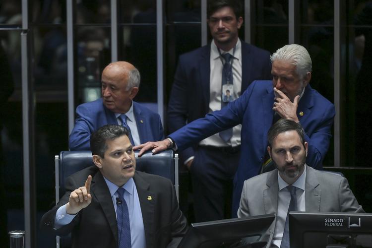 Número de votos contra Messias surpreendeu governo; oposição fala em recado ao Planalto e ao STF