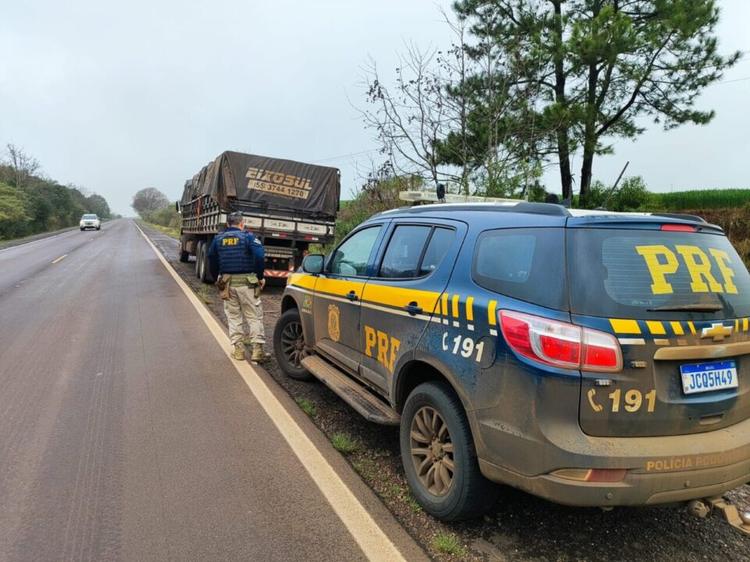 PRF prende homem transportando 50 mil maços de cigarros contrabandeados &nbsp;na BR 158 em Pejuçara