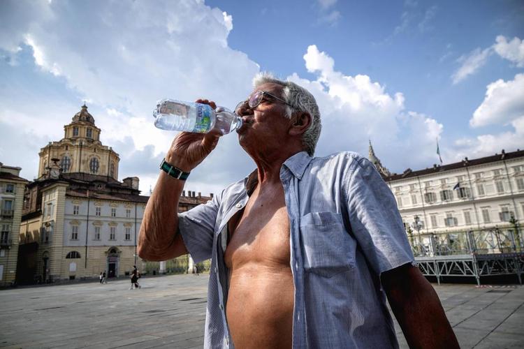 Sos caldo: black out e primi morti. Il piano per cantieri e ospedali
