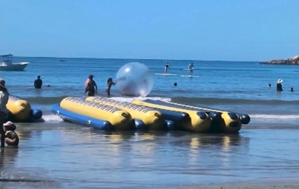 Mesmo proibidas, bolhas infláveis seguem sendo usadas no mar no Litoral Norte (SP)