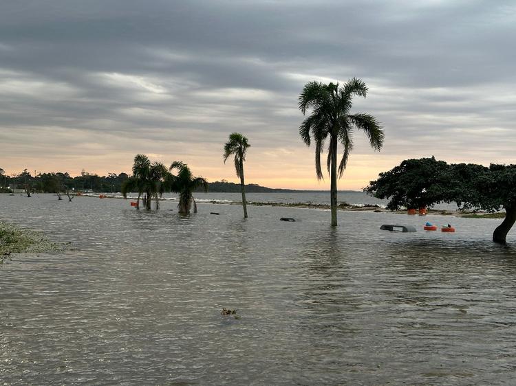 Barco naufraga e dois pescadores desaparecem na Lagoa dos Patos