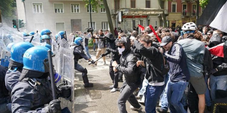 Corteo Primo Maggio, autonomi a Torino contro forze dell'ordine: carica in risposta