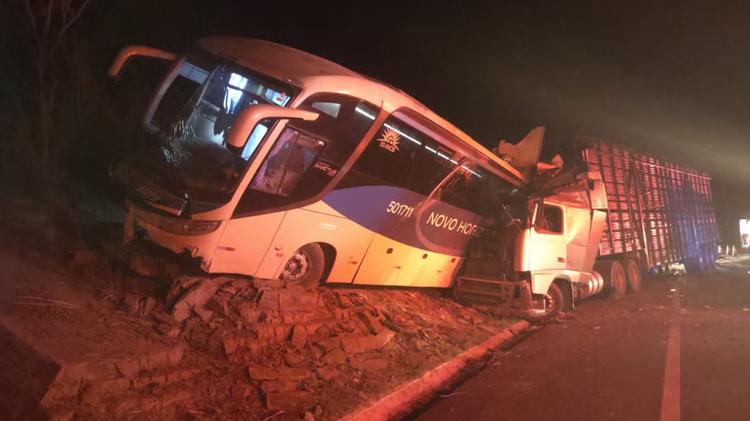 Mãe e filho morrem em acidente entre ônibus e carreta boiadeira na BR-135, em Buenópolis