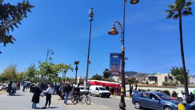 مواطن يتسلق عمودا كهربائيا بفاس احتجاجا على سلطات مولاي يعقوب