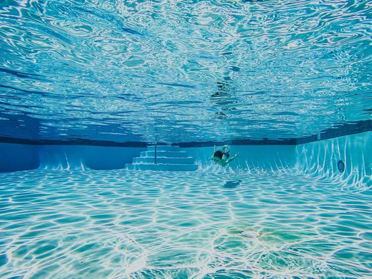 Monterotondo, bimbo di 5 anni muore nella piscina del centro estivo: il malore mentre giocava