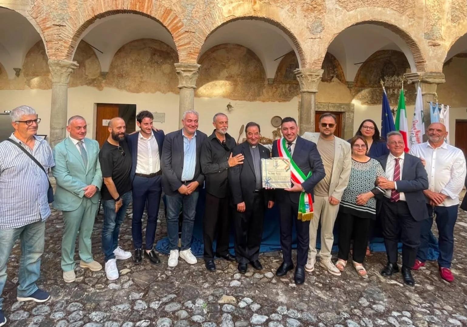 Ottati conferisce la cittadinanza onoraria a Don Otello Russo: il legame con la comunità