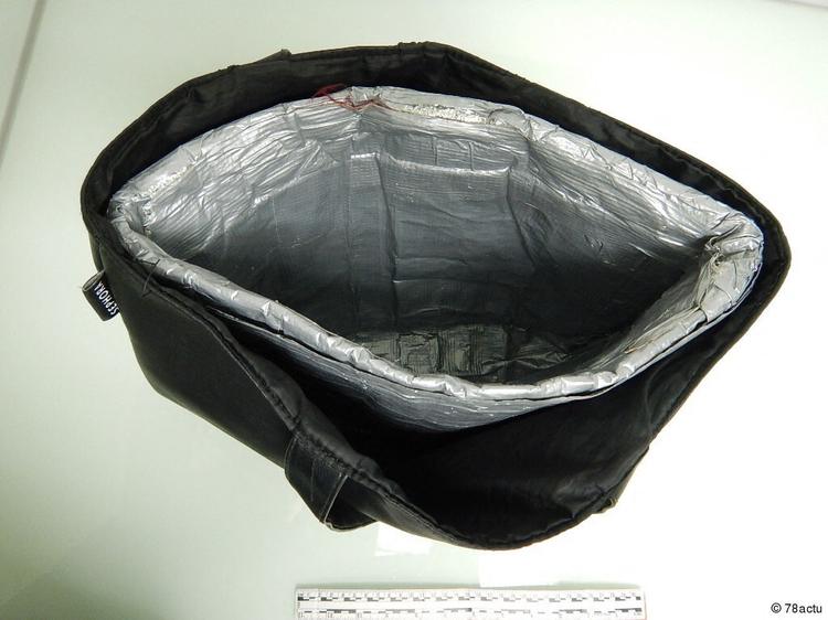 Un sac artisanal avec une doublure en aluminium utilisé par des voleurs à l'étalage 