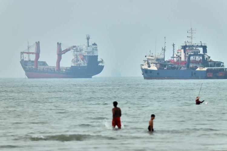 Torna la paura nello Stretto. Volano gas e petrolio, le Borse in rosso