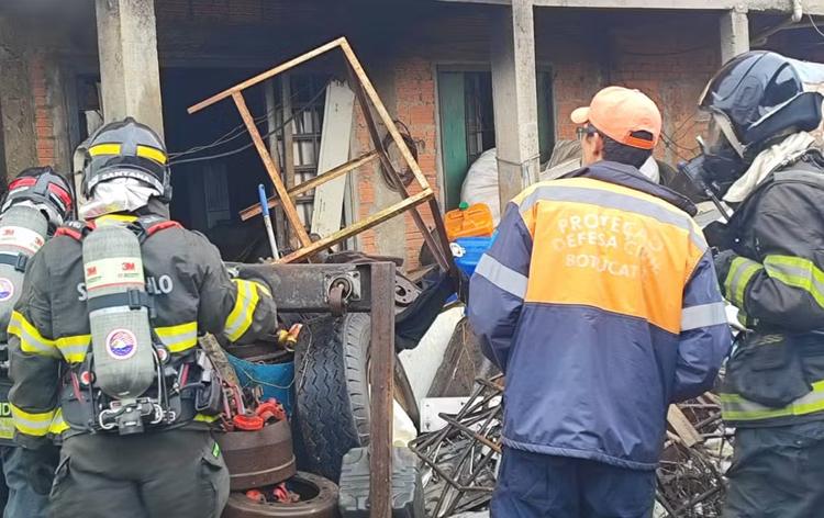 Incêndio atinge casa com recicláveis em Botucatu