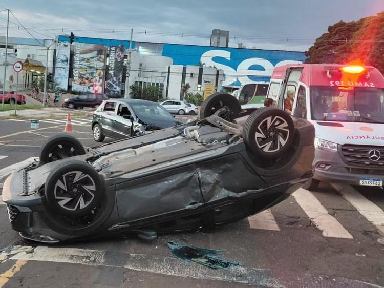 Gestante é socorrida após colisão seguida de capotagem em avenida de Campo Grande
