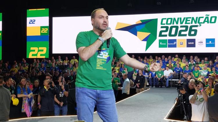 Aposta do pai, Carlos Bolsonaro é eleito senador 9 meses após mudar domicílio eleitoral para SC